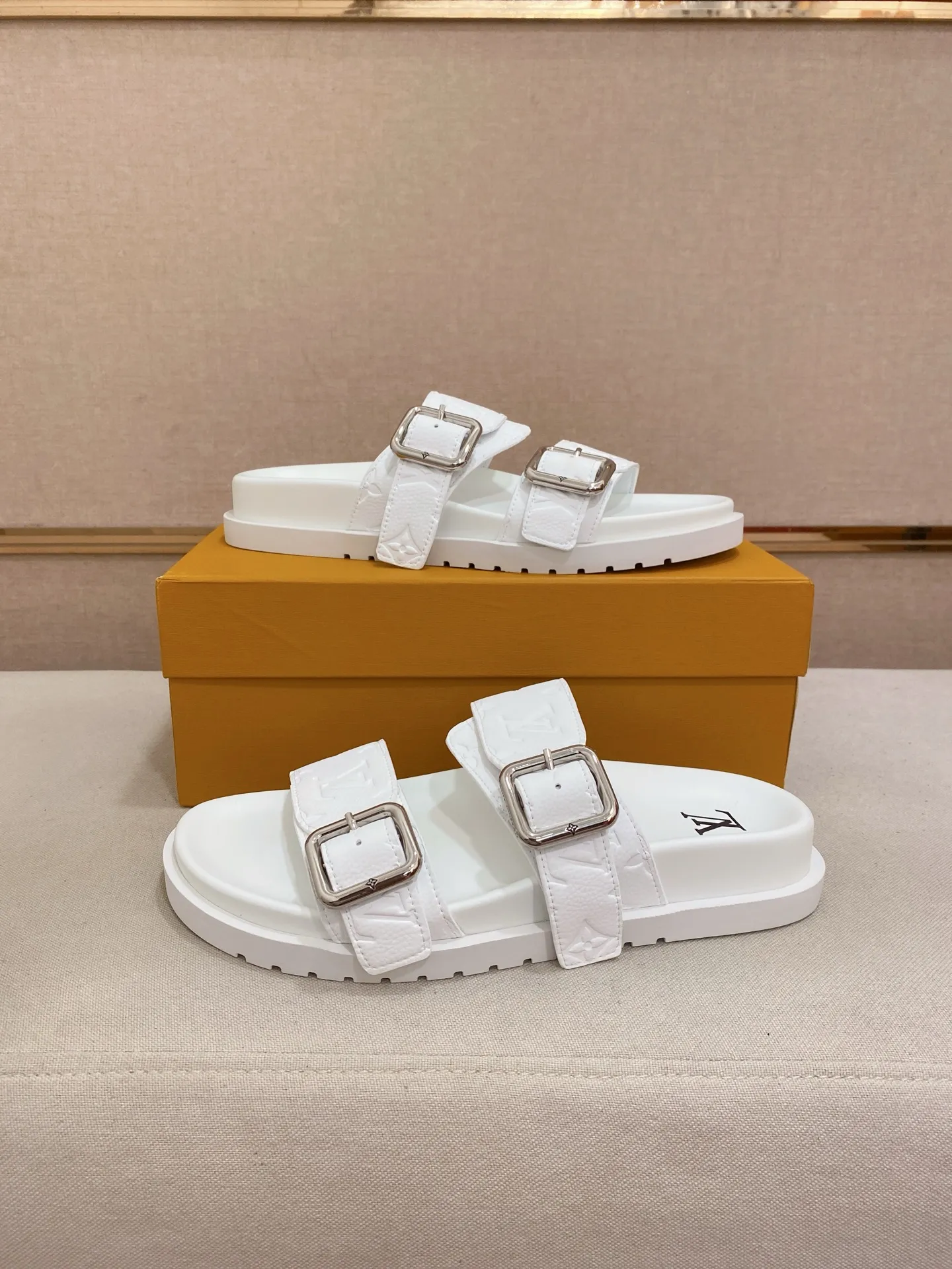 Factory price: 340💰Made by LV🔍Top purchasing agent, synchronized with men's spring and summer slippers counters. The uppers are made of cowhide imported from Italy, with logo graphics and high-quality craftsmanship. Soles: original soles specially provided by the original factory. Exclusive molded soles are super comfortable. Original factory follow-up orders. High quality. You can enter and exit the counter at will. Welcome to compare. Code number is 38-44.